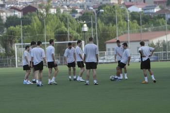 Varios de los jugadores del nuevo Ponte de Preferente, ejercitándose en el campode Oira. (Foto: MIGUEL ÁNGEL)