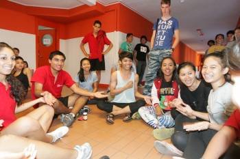 Un grupo de participantes de diferentes países comparten juegos en los pasillos del centro. (Foto: MARCOS ATRIO)