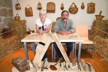 Teresa Devesa y Toño González, en la presentación de los 'Encontros de cestería' en Santa Mariña.  (Foto: L.F.)