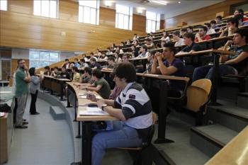 Un grupo de alunmnos durante el desarrollo de una clase en un aula universitaria. (Foto: ARCHIVO)