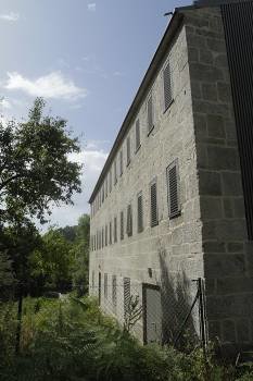 Edificio remodelado de la fábrica, en A Labandeira. (Foto: MIGUEL ÁNGEL)