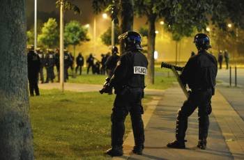 Policias franceses toman posiciones en la ciudad de Amiens durante los disturbios.  (Foto: MAXPPP/LE COURRIER)