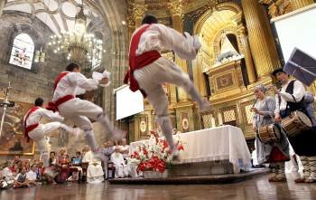 Tres 'dantzaris' bailan durante la Misa Mayor celebrada ayer en la Basílica de Begoña de Bilbao. (Foto: ALFREDO ALDAI)