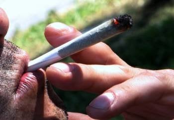 Un hombre fuma un cigarro de marihuana en la calle. (Foto: ARCHIVO)