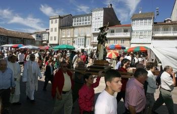 Los puestos del mercado en la Praza Maior acompañaron la entrada y salida del santo en la iglesia conventual de Celanova. (Foto: Miguel Angel)