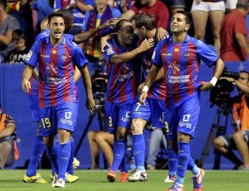 Los jugadores del Levante celebran el gol de El Zhar. (Foto: JUAN CARLOS CÁRDENAS)