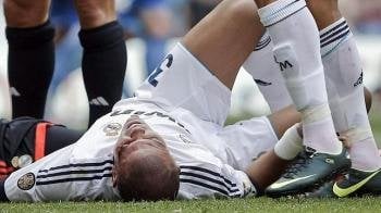 Pepe tendido en el suelo por el fuerte golpe que sufrió ayer durante el partido