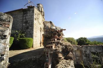 Rectoral de Cenlle, cuyo muro en ruinas resulta un peligro para los feligreses. (Foto: MARTIÑO PINAL)