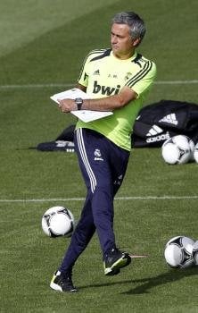  José Mourinho golpea un balón durante el entrenamiento Real Madrid