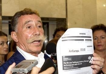 El abogado de José María Ruiz Mateos, Marcos García Montes, enseña el billete de avión del empresario (Foto: efe)