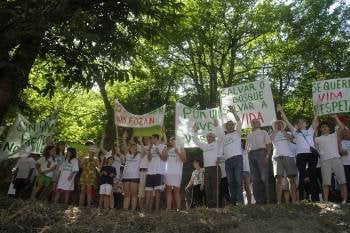 Los participantes en la protesta del pasado día 9 exhibiendo pancartas contra la tala. (Foto: MIGUEL ÁNGEL)