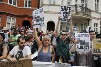 Seguidores y simpatizantes de Julian Assange, congregados ante la sede Ecuador en Londres. (Foto: KAREL PRINSLOO)