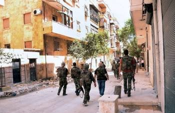 Soldados patrullando por una calle de la localidad de Aleppo. (Foto: SANA)
