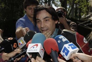 Ignacio Fernández Candela, potavoz de José María Ruiz-Mateos, durante las declaraciones que ha realizado a los periodistas (Foto: EFE)