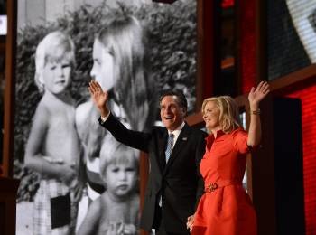 El candidato republicano, Mitt Romney, y su esposa, Ann, al finalizar su intervención. (Foto: JUSTIN LANE)