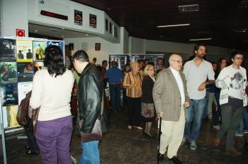 Dos espectadores consultan la cartelera de un cine, uno de los sectores que se considera más afectado. (Foto: ARCHIVO)