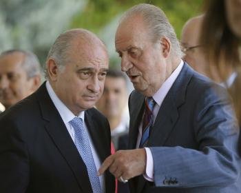 30/08/2012.- El rey conversa con el ministro del Interior, Jorge Fernández Díaz 