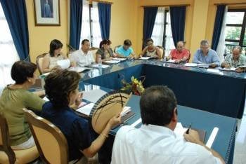 Sesión plenaria de ayer en Vilamartín, para decidir sobre la reducción de la tasa de circulación. (Foto: LUIS BLANCO)