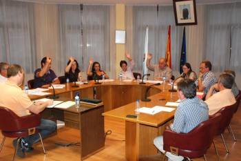 Los concejales del PP votan en contra de la moción del BNG, referida a la paga extra del alcalde. (Foto: L.B.)