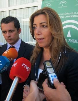 Susana Díaz, consejera de Presidencia de Andalucía, atendiendo a los medios. (Foto: E.P.)