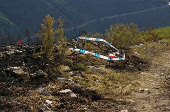 Marcas colocadas por los equipos de investigación en el terreno quemado en Prada (A Veiga)