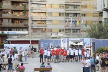 Jugadores, cuerpo técnico y aficionados, delante de la nueva sede social del club. (Foto: MARTIÑO PINAL)