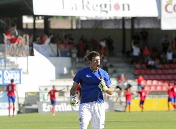 El portero del Ourense celebra uno de los goles conseguidos por su equipo en el primer partido de Liga ante el Atlético B. (Foto: MIGUEL ÁNGEL)