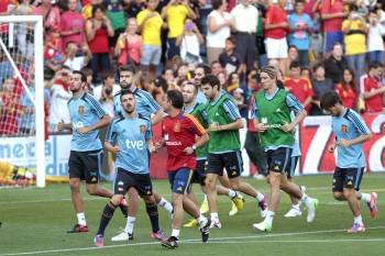 Los jugadores de la selección española, ejercitándose en el estadio de Pasarón. (Foto: SALVADOR SAS)