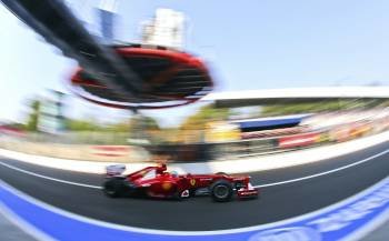 Fernando Alonso, ayer durante los entrenamientos libres del GP de Italia. (Foto: SRDJAN SUKI)