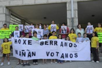 La comunidad educativa de Carballeda de Avia protestó por la pérdida de tres profesores. (Foto: MARTIÑO PINAL)
