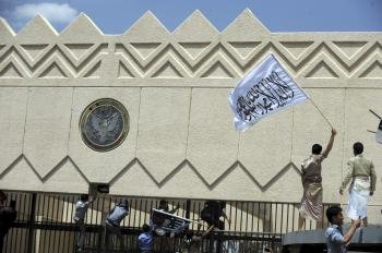 Manifestantes yemeníes saltan la valla e irrumpen en la Embajada de EEUU en Saná durante una protesta contra una película sobre el profeta Mahoma considerado blasfema por los musulmanes, que ha causado ya ataques violentos contra legaciones estadounidense