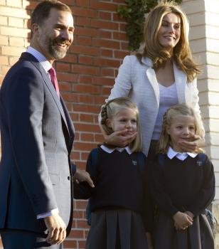 Los príncipes acompañan a sus hijas al colegio el primer día de clase