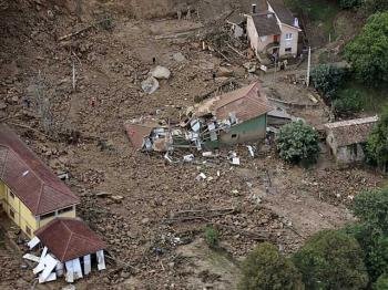 destrozos provocados por la rotura de un canal de agua en Arenas de Cabrales (Asturias)