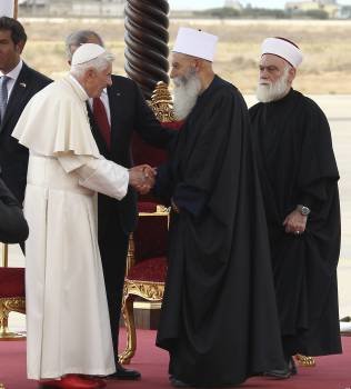El papa Benedicto XVI saluda al líder druso musulmán Mufti Naem Hassan, en Beirut, Líbano. (Foto: N. MOUZER)