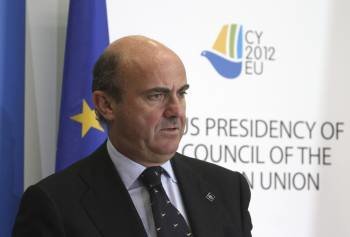 El ministro de Economía, Luis de Guindos, en rueda de prensa tras la reunión del Ecofin. (Foto: KATIA CHRISTODOULOU)
