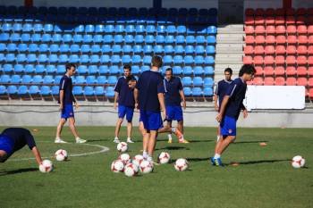 Los jugadores del Ourense, ayer durante el entrenamiento en el campo de O Couto. (Foto: JOSÉ PAZ)
