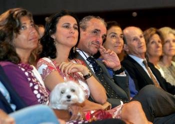Mario Conde, acompañado por su esposa, María Pérez-Ugena (segunda por la izquierda), durante el acto de SCD en Santiago. 