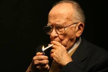 Santiago Carrillo, en una de sus típicas imágenes, encendiendo uno de sus cigarrillos. (Foto: ARCHIVO)