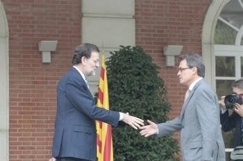 El jefe del Ejecutivo, Mariano Rajoy, y el presidente de la Generalitat, Artur Mas, han intercambiado algunos comentarios sobre sus vacaciones estivales mientras posaban en la sala del Palacio de la Moncloa en la que se celebra su reunión