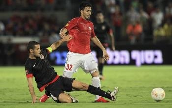 Mario Suárez (i), del Atlético Madrid, lucha por el balón con Bruno Coutinho, del Hapoel Tel-Aviv (Foto: EFE)