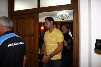 Javier Cruz González, en el momento de salir tras escuchar el veredicto de culpabilidad. (Foto: XESÚS FARIÑAS)
