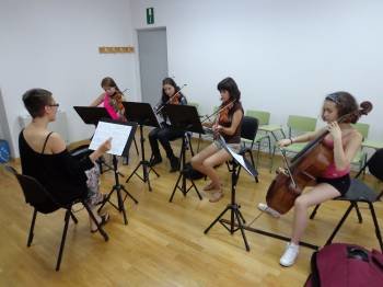 Alumnos de la orquesta de cámara del Conservatorio de O Barco, en una clase. (Foto: J.C.)