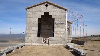 La oficina de turismo, bautizada en los años noventa como Puerta de Galicia. (Foto: A. R.)