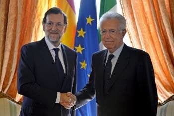 El presidente del Gobierno, Mariano Rajoy y su homólogo italiano, Mario Monti. (Foto: DIEGO CRESPO)
