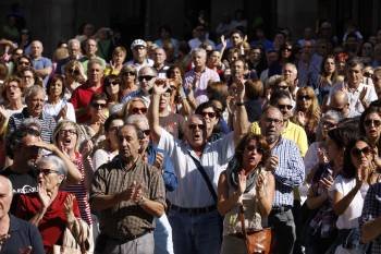 Los asistentes aplauden y corean el nombre del alcalde, durante la concentración en la Praza Maior.  (Foto: XESÚS FARIÑAS)