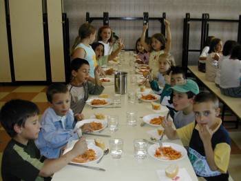 Un grupo de alumnos a la hora del almuerzo en el comedor de un colegio, en Argentina.