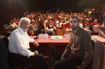 Xosé Manuel Beiras e David Calviño, cabeza de lista por Ourense, ante o numeroso público que abarrotou a sala do Auditorio Municipal no que se desenvolveu a conferencia. (Foto: XESÚS FARIÑAS)