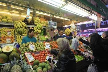 Un grupo de personas hacen la compra en un mercado. (Foto: ARCHIVO)