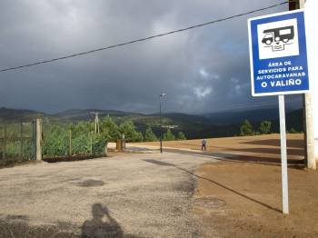 La nueva área pública para autocaravanas de 'O Valiño', en Pontedeva.