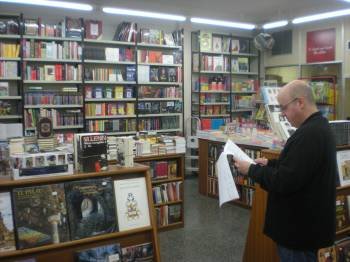 Estantes repletos de libros de diferentes temáticas en un centro madrileño (Foto: ARCHIVO)
